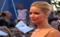 Jennifer Lawrence sexy sul red carpet con un abito di veli e tulle 