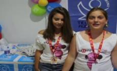 Telefono e social, i bambini "inchiodano" gli adulti Video