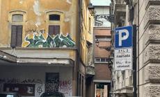 Sull'ex Cinema Lux l'ultimo (pericoloso) graffito comparso in centro