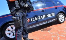 Accoltella la moglie e tenta il suicidio