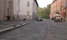 «Non ti ricordi di me? Vieni che ti abbraccio» e le ruba la catenina