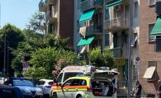 Lite in un appartamento, spunta un coltello: trentenne ferito
