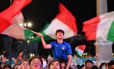 Stasera alle 21 la finale. Niente maxischermo in piazza, via libera soltanto nei bar e circoli