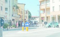 Non piace la rotonda «a fagiolo» di Monticelli.  Ma il Comune la difende