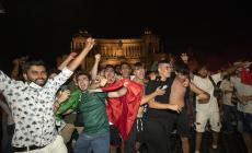 &zwnj;&zwnj;Gioia senza freni, fuochi d'artificio e caroselli di auto in tutta Italia - Foto