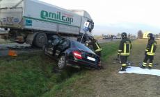 Baganzola, auto si schianta contro un tir: muore una donna