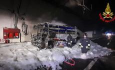 Bus a fuoco in galleria, l'autista salva 25 bambini