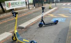 Via Montebello, monopattini nella sosta-disabili e nella pista ciclabile, difficile fare peggio