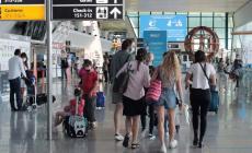 La Farnesina a 400 ragazzi verso la Grecia: "Rischio sanitario. Dotatevi di una polizza assicurativa adeguata"