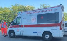 Scontro auto-moto sulla rotatoria in via Venezia: motociclista 77enne sbalzato sull'asfalto