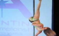 Le evoluzioni al palo di Maria Aguiar