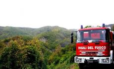 Sterpaglie in fiamme nel greto del torrente Parma