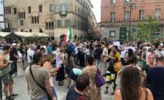 "Basta limitare la libertà": circa 500 i no-Green Pass in protesta in piazza Garibaldi - Foto - Video 