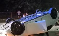 Perde il controllo dell'auto e si ribalta in via Tasso