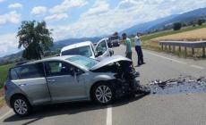 Scontro fra due auto a Pilastro, una si ribalta: due feriti