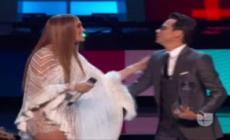Duetto al bacio tra JLo e Marc Anthony Video