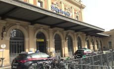 Botte alla fidanzata e all'amica, poi aggredisce i carabinieri aiutato dagli amici: arrestato dopo la fuga