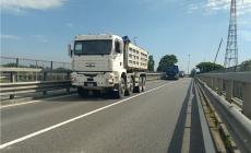 Tir che invadono la corsia opposta per evitare i sensori del Ponte sul Po: summit Provincia-Polizia stradale