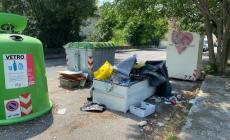 Via Testi, attorno alla campana del vetro ha preso casa una discarica