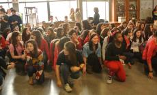 No alla violenza contro le donne: flash mob in rosso al Melloni