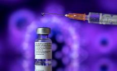 Cala l'efficacia del vaccino Pfizer dopo sei mesi. Ipotesi richiamo per i medici