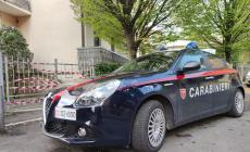 Un abbraccio da un'amica? No, il furto della catenina