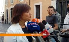 Con il monopattino contro un'auto a Lignano:  distorsione al ginocchio per la Serracchiani