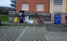 Via Spadolini, ritorna il "rifiuto selvaggio". Piatto doccia incluso 