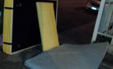 Letto abbandonato in via Goito 