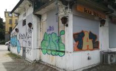 Ancora muri imbrattati. Il sindaco: «Vandali, ripulire costa migliaia di euro»