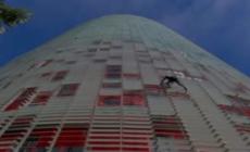 Lo spiderman francese scala un grattacielo  a mani nude