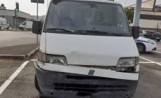 Incredibile carambola a tutta velocità con il furgone: semina danni, poi parcheggia e torna a casa