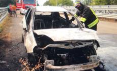 Tangenziale, auto divorata dalle fiamme
