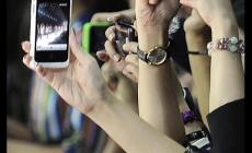 Filma di nascosto le gambe di una donna sul treno, denunciato 