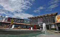 Giovane a torso nudo crea scompiglio allo Shopping Park