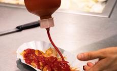 Vw bandisce la carne dalle mense, l'ira di Schroeder 'salvate il currywurst'