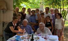 I fratelli Fabio e Piero, 96 e 92 anni: festa nell'aia della loro giovent&ugrave;