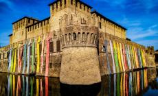 The Rainbow of Peace: gli arcobaleni di Dale colorano la rocca di Fontanellato