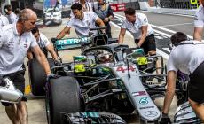 Hamilton davanti, le Ferrari inseguono