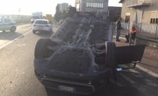 Incidente con auto ribaltata a Bogolese: ferite due donne