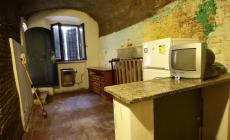 La casa dello spaccio con le dosi cucite nelle lenzuola: tre arresti grazie ai residenti "sentinella"