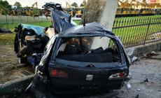 Parola, auto sventrata dopo lo schianto contro un cancello: due giovani morti, due in condizioni gravissime - Foto