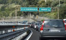 Schianto tra auto e ambulanza in A10, sei feriti gravi
