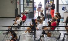 Vaccini non prenotati, tanti ragazzi all'hub. &laquo;Finalmente. Vogliamo&nbsp;di nuovo essere liberi&raquo;