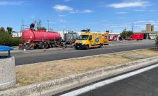 Cisterna perde acido cloridrico in A1: intervento all'area di servizio San Martino