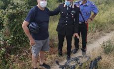 Turista cade con la bici tra i rovi in una scarpata: salvato dai carabinieri