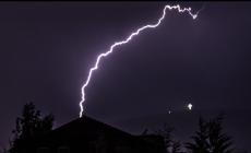 Fulmine cade su telefono mentre sta chiamando, folgorato