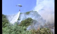 Incendio in Versilia, in azione anche un elicottero