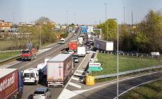 Tamponamento in tangenziale nord alla Crocetta: due auto ferme in mezzo alla strada