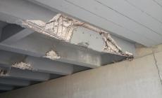 Autocarro si incastra col braccio della gru sotto il ponte dell'autostrada: lunghe code